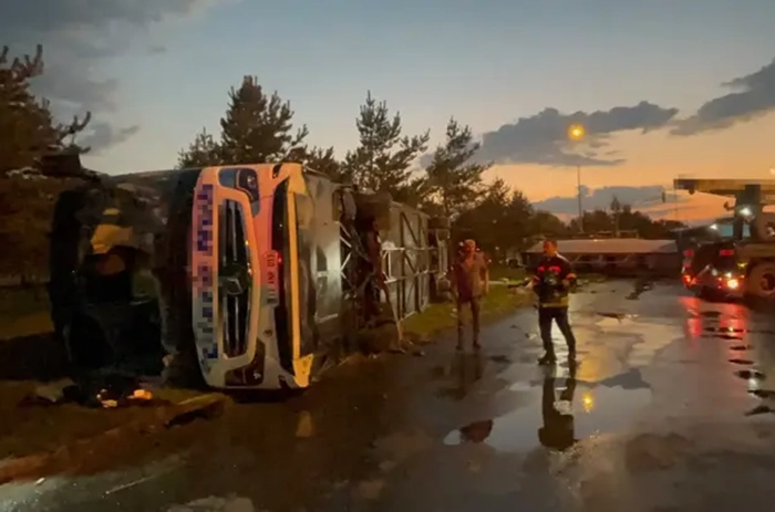 Kayseri’de feci kaza; yolcu otobüsü ile akaryakıt tankeri çarpıştı