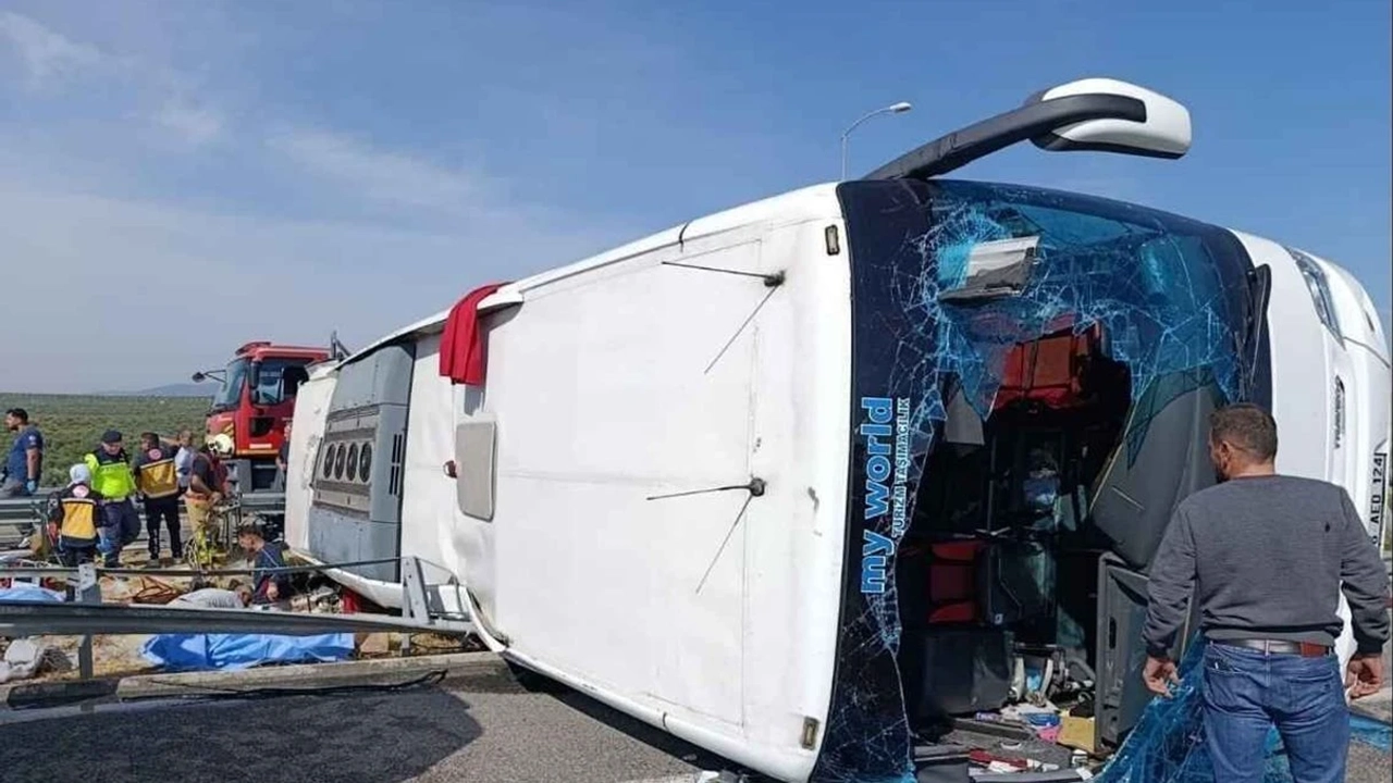 Manisa’da feci kaza; otobüs ve TIR çarpıştı, 11 ölü