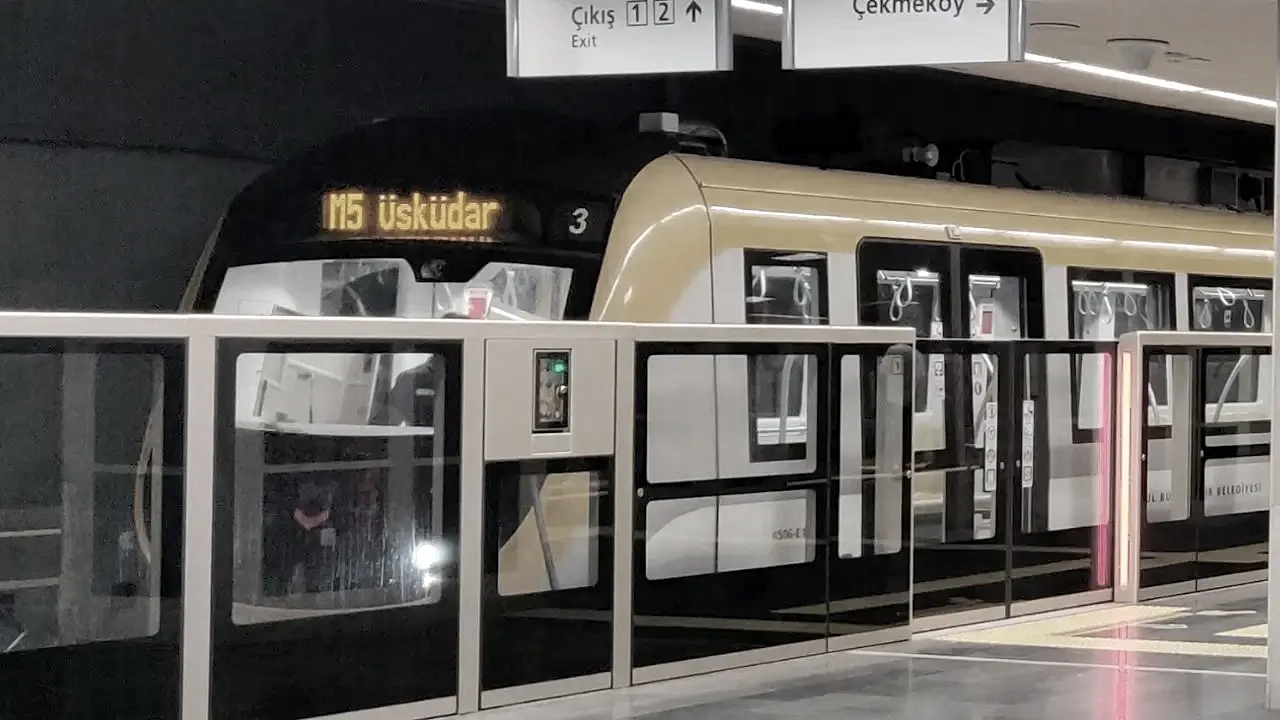 M5 metrosu Ihlamur İstasyonu’nda kablolar patladı; yolcular tahliye edildi