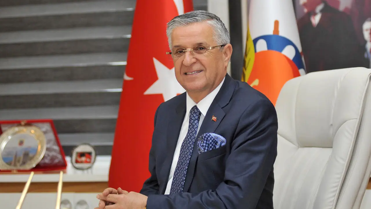 Kemer Belediye Başkanı ve 8 meclis üyesi CHP’den istifa etti