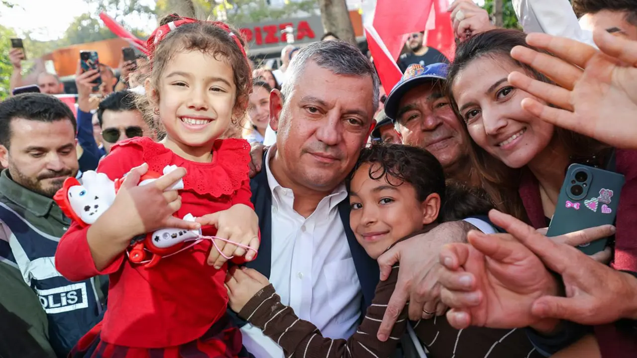 Özgür Özel’den fon vurgunu çıkışı: “Birilerini kurtarmaya çalışan var!”