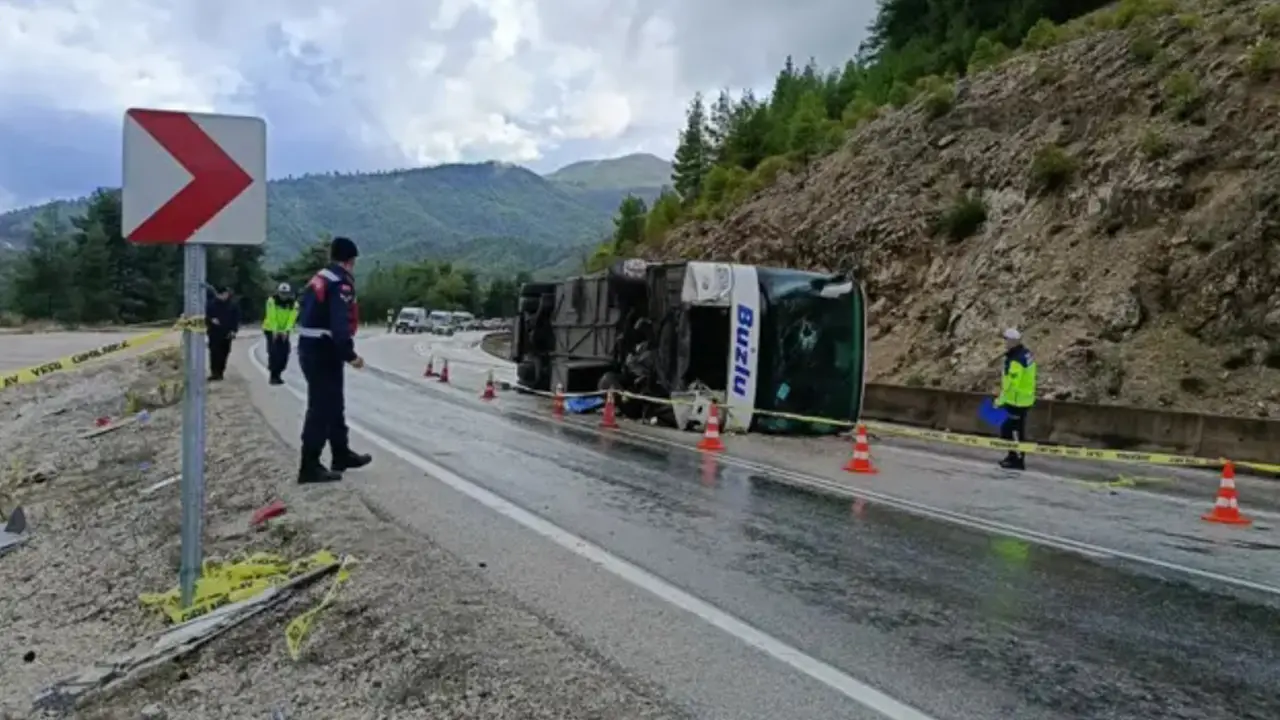 Isparta’da yolcu otobüsü devrildi: 1 ölü, 8 yaralı